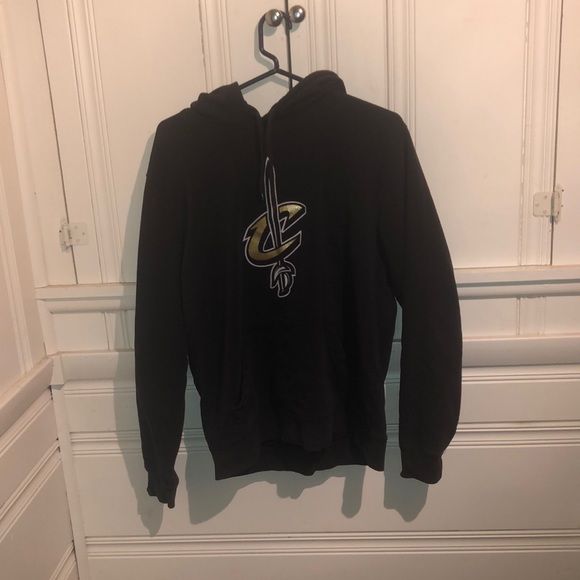 Black and gold Cleveland cavaliers sweatshirt. - Picture 1 of 3